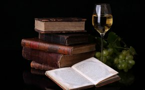 Обои бокал, вино, виноград, книги, отражение, Пища для ума