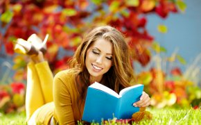 Обои девушка, книга, осень, трава, улыбка, читает, шатенка