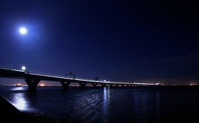 Обои bridge, light, moon, river, water, город, луна, мост, ночь, огни, свет