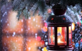 Обои ветка, зима, подсвечник, свеча, снег, снежинки, фонарик