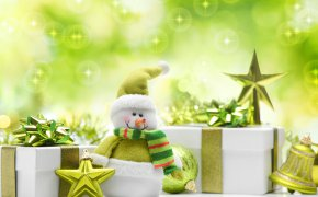 Обои елочные, зеленые, игрушки, подарки, снеговик, шары